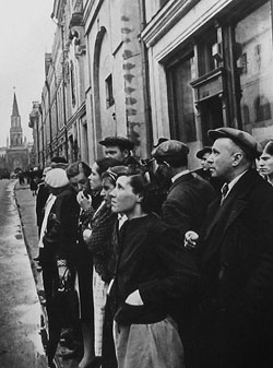 12 часов 22 июня 1941 года. Прохожие одной из московских улиц слушают объявление о начале войны